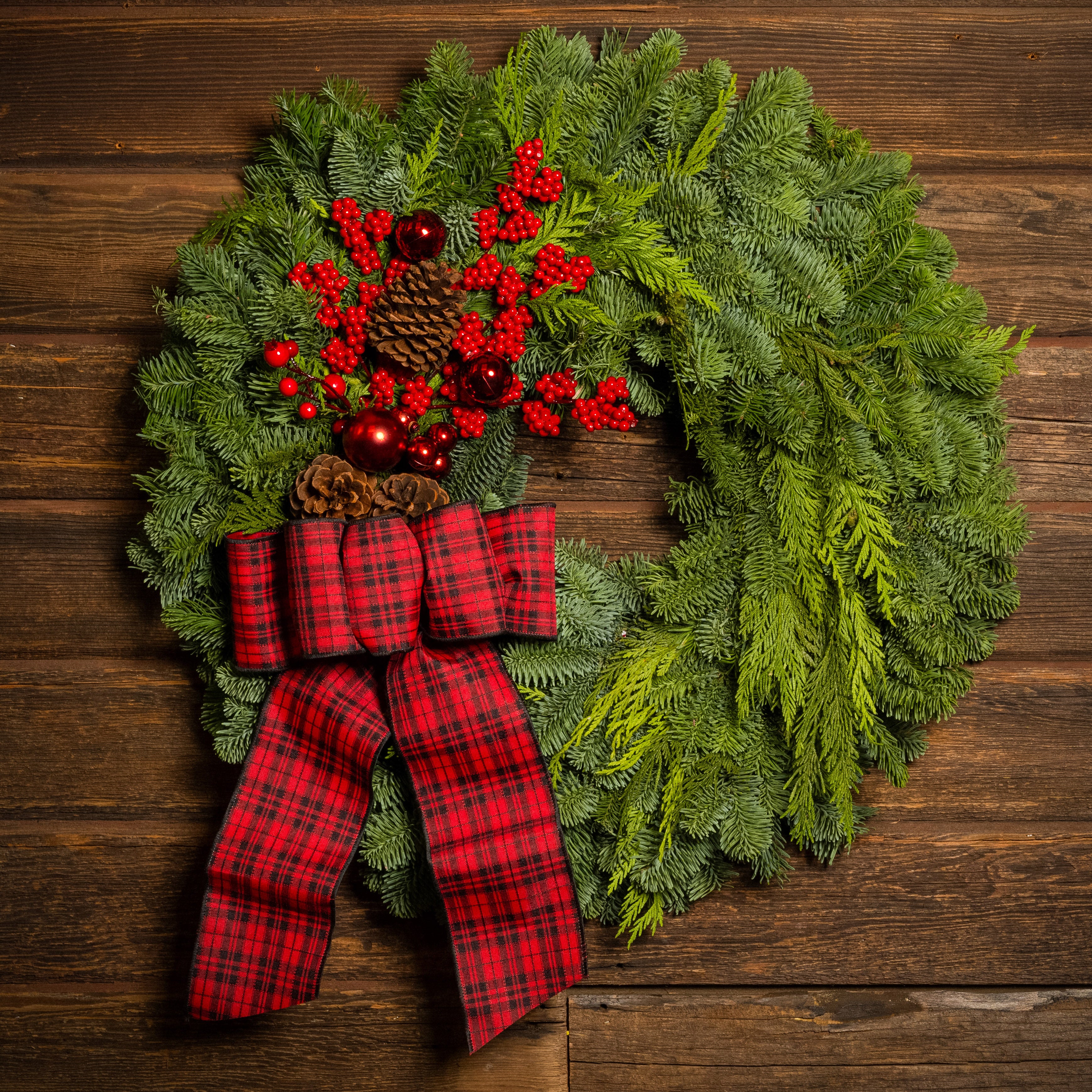 Christmas Wreath, Classic Christmas Wreath, Red and Green Plaid Natural Christmas store wreath Magnolia, Red Berries, Christmas Decor